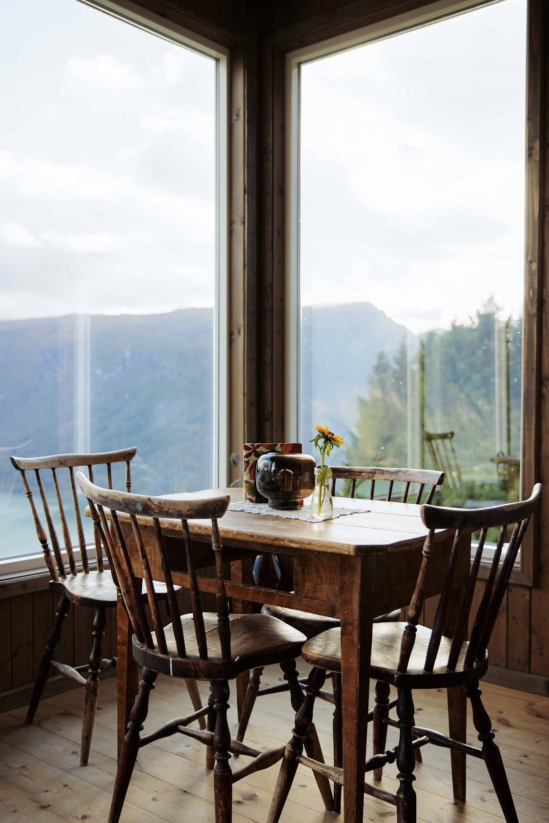 Hytte1-spisebord.jpeg
