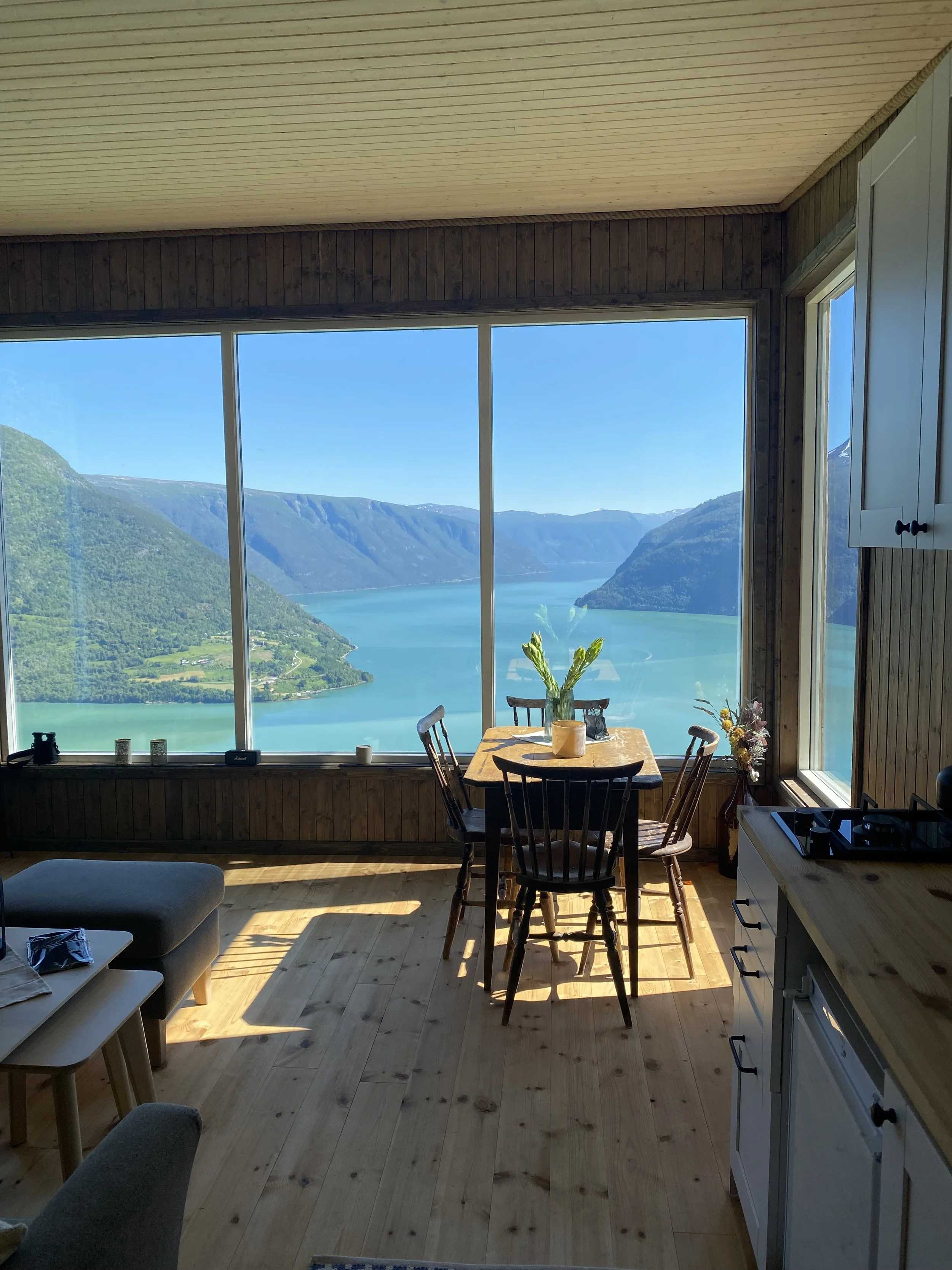Hytte1-spisebord-utsikt.jpeg