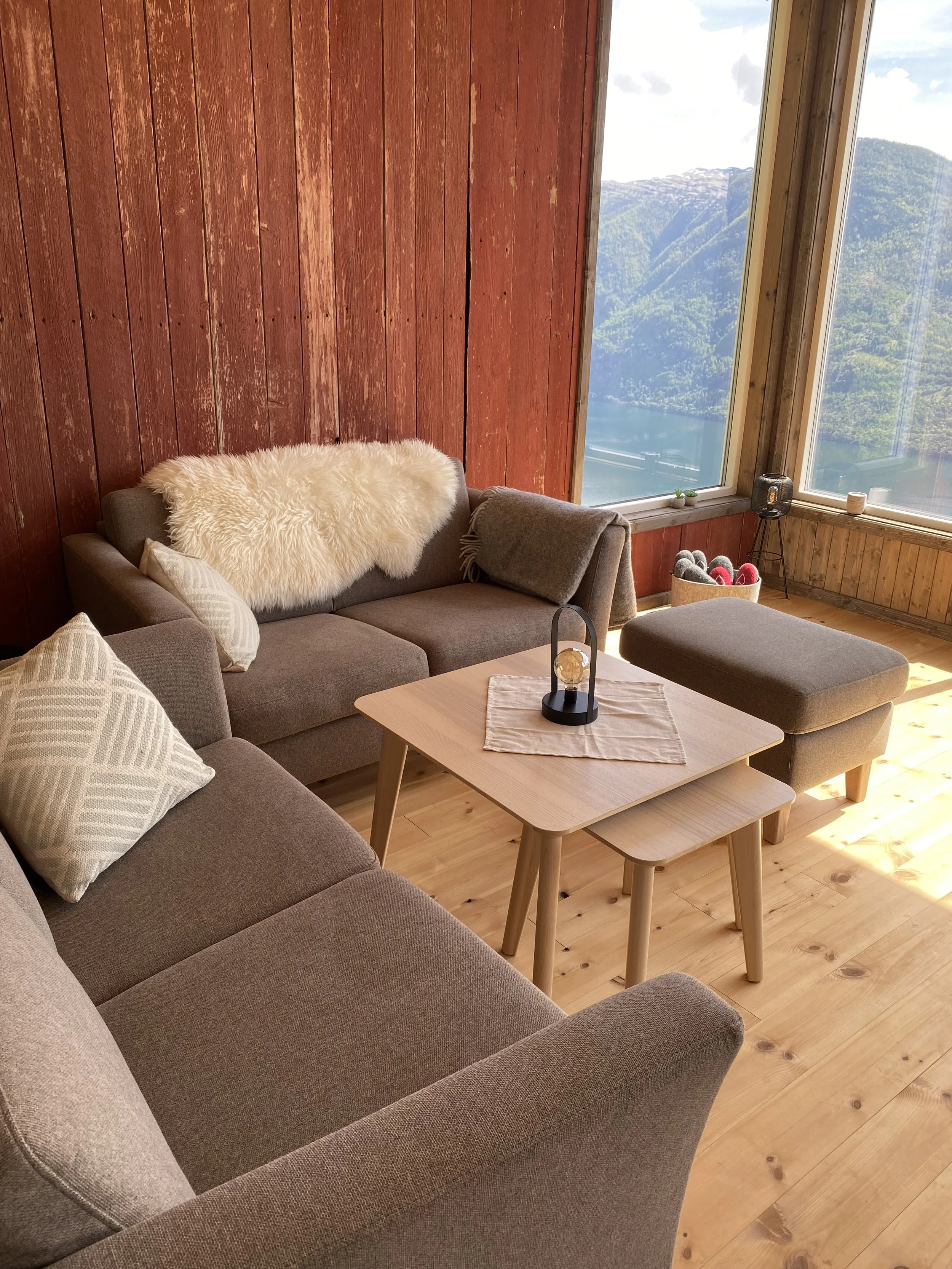 Hytte1-sofa-stue.jpeg