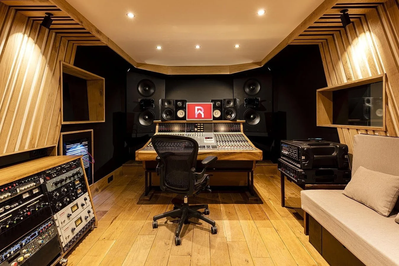 RED HOUSE STUDIO
