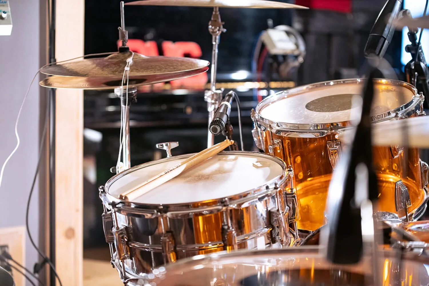 Coquillage de batterie de tambours et cymbales dans un studio de musique.