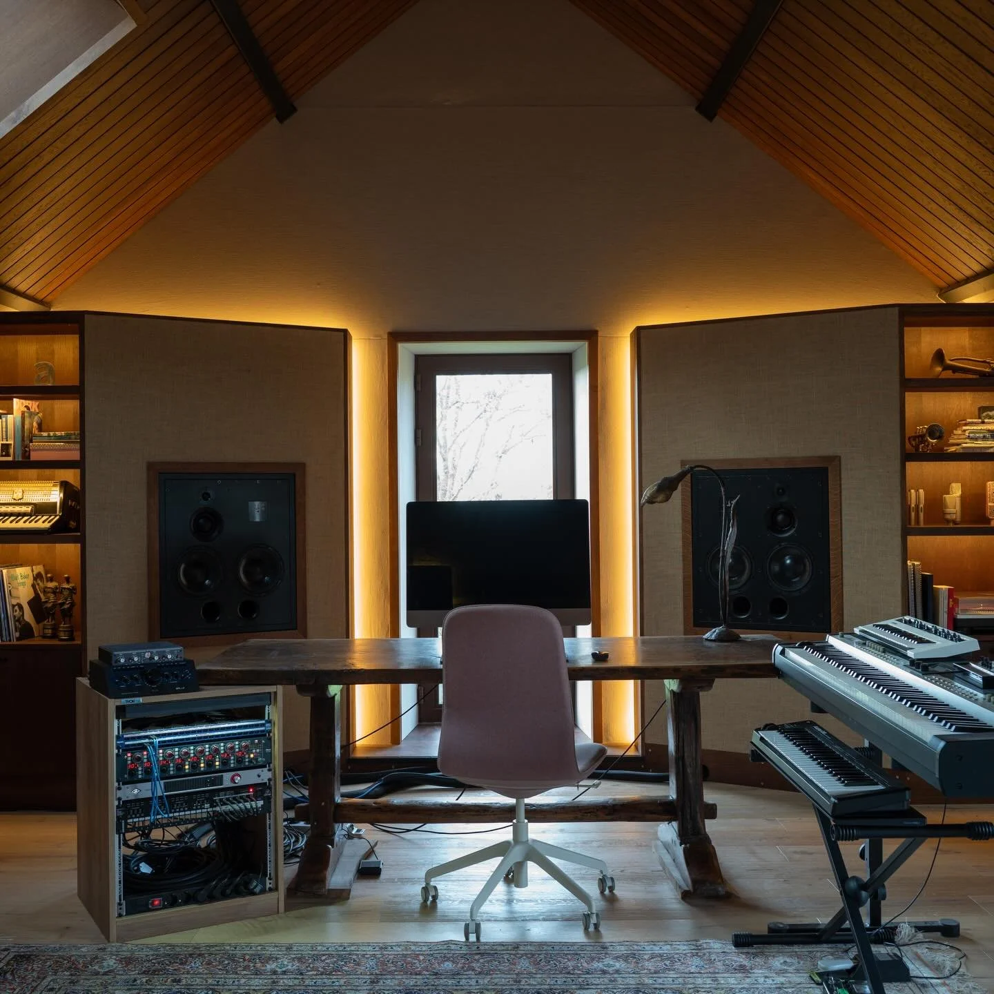 La Rue est un projet de r&eacute;habilitation ambitieux situ&eacute; dans le Perche, en Normandie.

Ancienne propri&eacute;t&eacute; du XVIIIe si&egrave;cle, longtemps laiss&eacute;e &agrave; l&rsquo;abandon, le domaine perch&eacute; en haut d&rsquo;