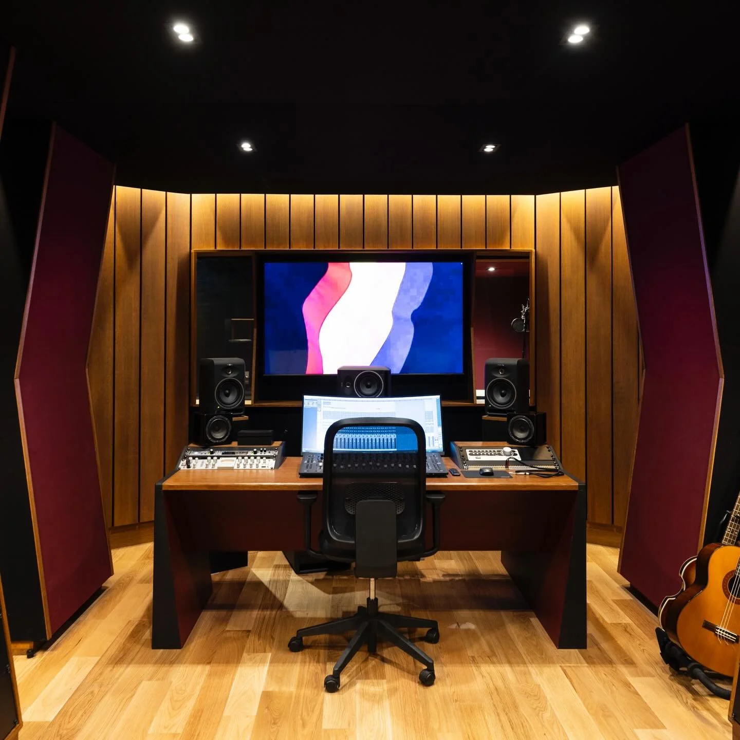 .

Situ&eacute; dans le 2&egrave;me arrondissement de Paris, ce studio est destin&eacute; aux artistes et &agrave; la client&egrave;le d&rsquo; @alter_k , label et maison d&rsquo;&eacute;dition parisienne. Compos&eacute; d&rsquo;une r&eacute;gie conf