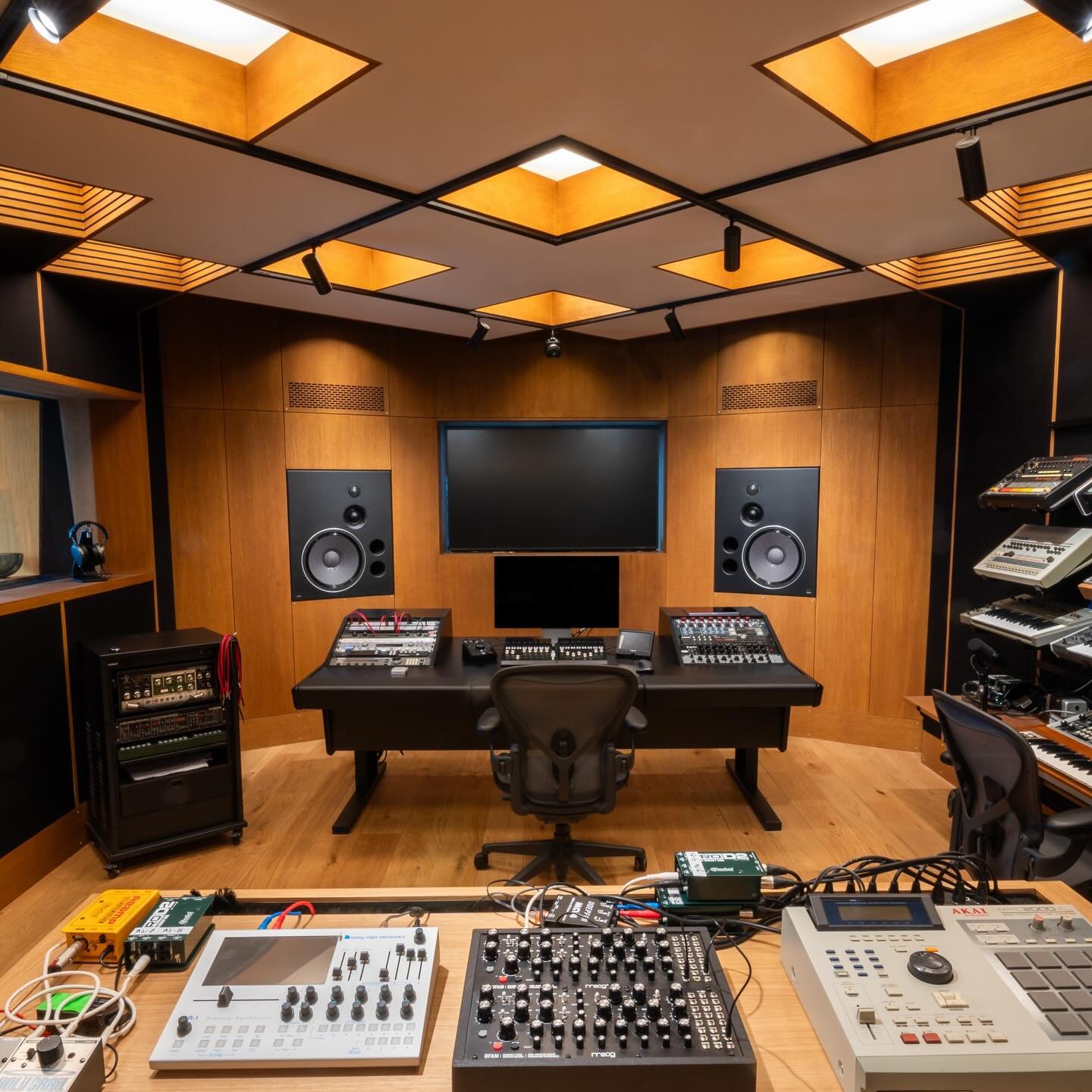 .

Gilles (After Now) :

&mdash; Lucas, j&rsquo;aimerais cr&eacute;er le studio de mes r&ecirc;ves, mais j&rsquo;ai besoin d&rsquo;&ecirc;tre accompagn&eacute; pour le concr&eacute;tiser.

Lucas (Red House) :

&mdash; Je descends sur Toulouse d&egrav