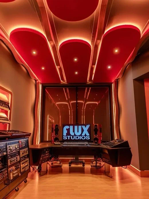 Apr&egrave;s une immersion inspirante &agrave; New York, Lucas Medus &amp; Balthazar Loret reviennent avec une vision audacieuse : transformer cette pi&egrave;ce en un studio &agrave; la personnalit&eacute; unique. Langues sculpturales au plafond, ni