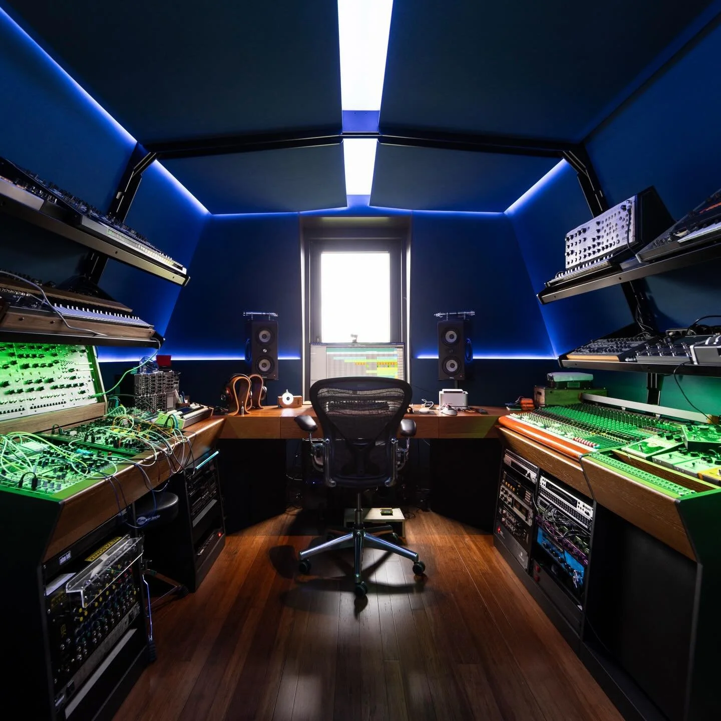 Nich&eacute; sous les toits, le Studio Little Monkey occupe le dernier &eacute;tage d&rsquo;une maison avec caract&egrave;re. &Agrave; partir d&rsquo;un volume mansard&eacute; d&eacute;j&agrave; tr&egrave;s contraint, tout a &eacute;t&eacute; optimis