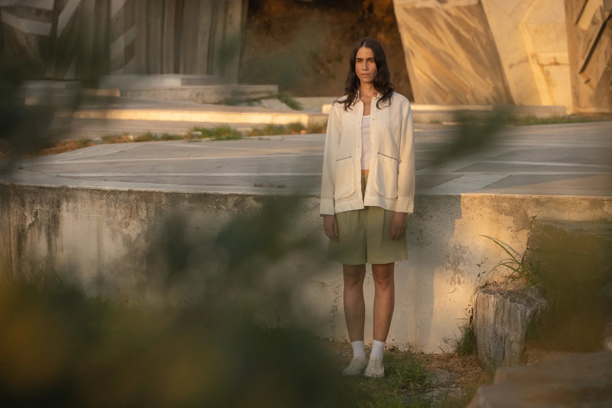 FOLK-PLEATED-SHIRT-WHITE-BOYFRIEND-SHORTS-BLEACHED-DENIM-1.png.webp