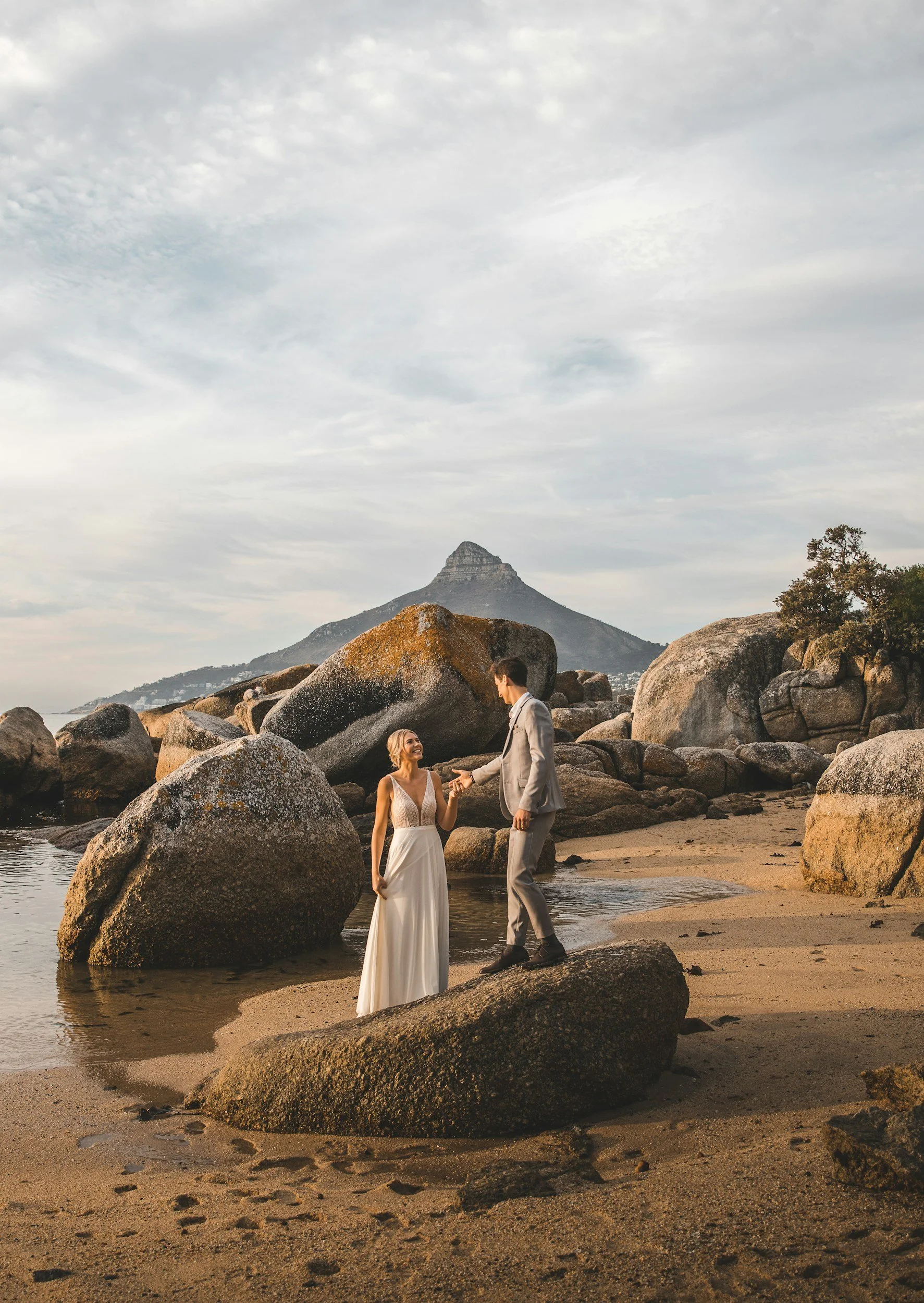 Brautpaar am Strand von Kapstadt bei einer Destination Wedding.