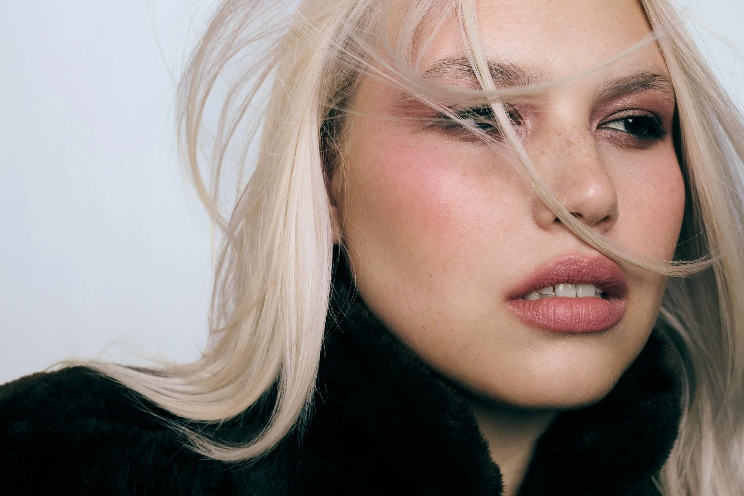 Beauty Editorial with soft smokey eyes and flawless skin
Hair & Makeup Julia Kraemer 
Photographer Laura Palm