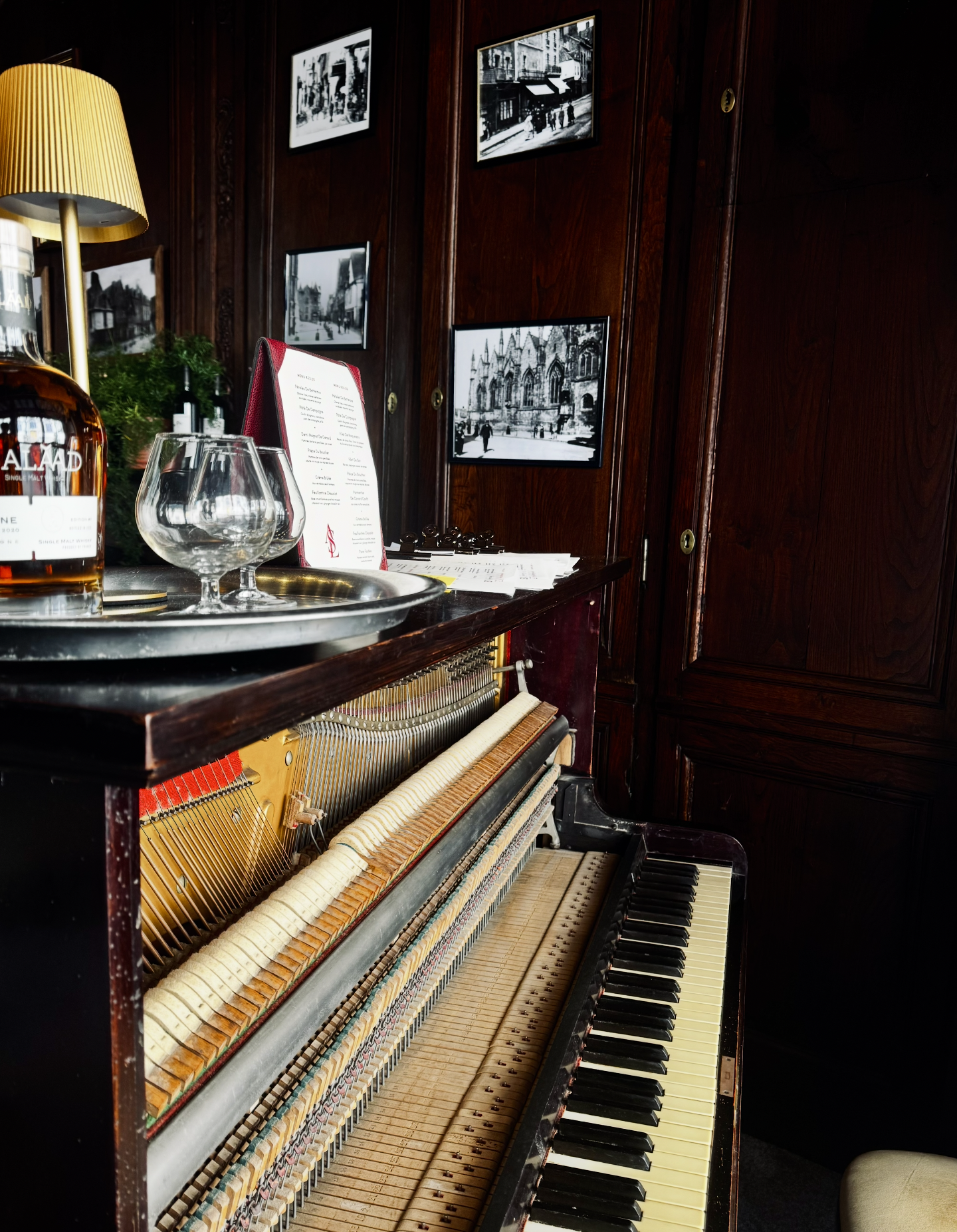 Piano à coffre ouvert dans la salle de restaurant.