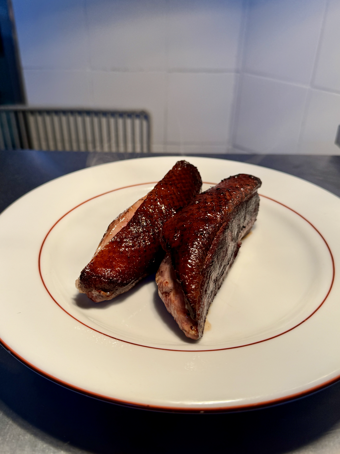 Magret de canard à la peau brillante.