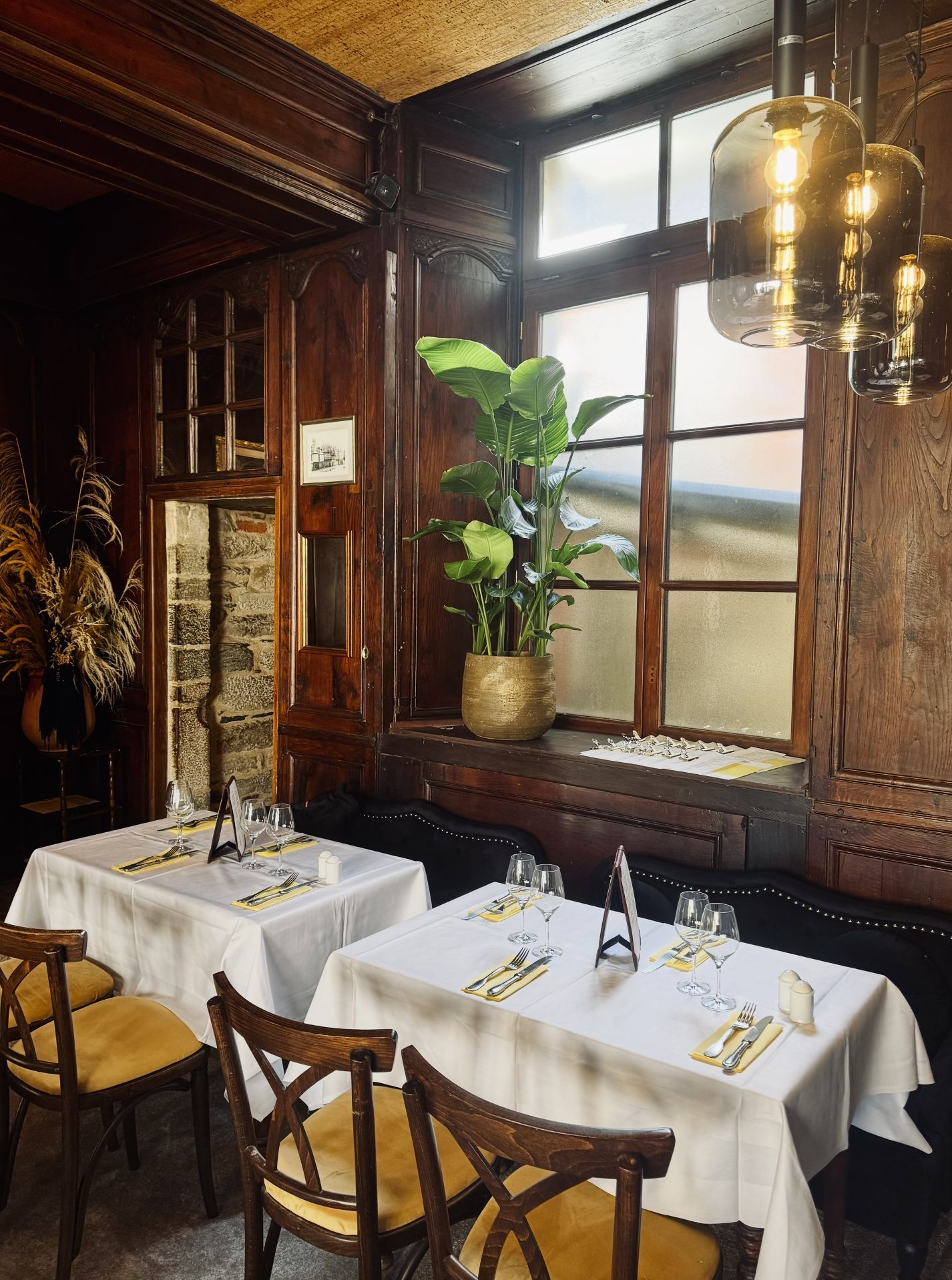 Table dressée dans la salle de restaurant.