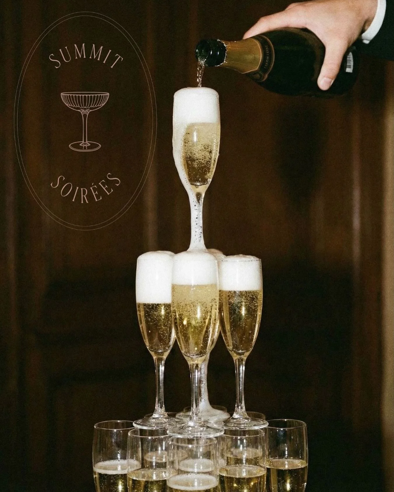 Pouring the champagne and setting the scene for your perfect mountain weekend 🥂 
DM us to start planning your Summit Soir&eacute;es getaway