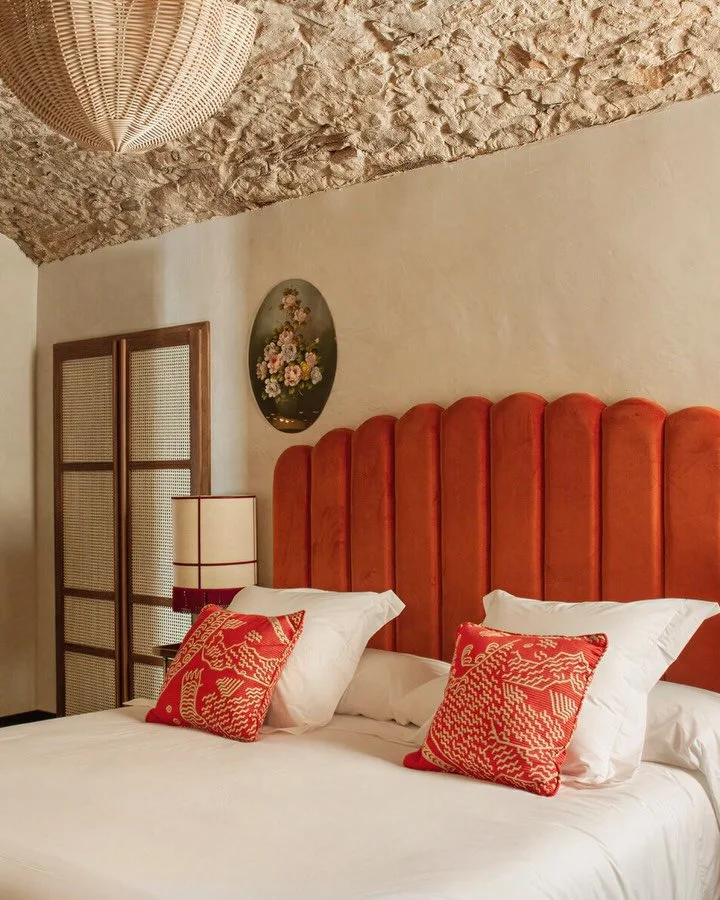 Where did the apples comes from? - 
a little short story I imagined to happen in one of the hotel rooms of @labiondabegur 
I am so ready for a trip to Costa Brava&hellip;

This video is not affiliated with the hotel; it&rsquo;s simply a creative conc