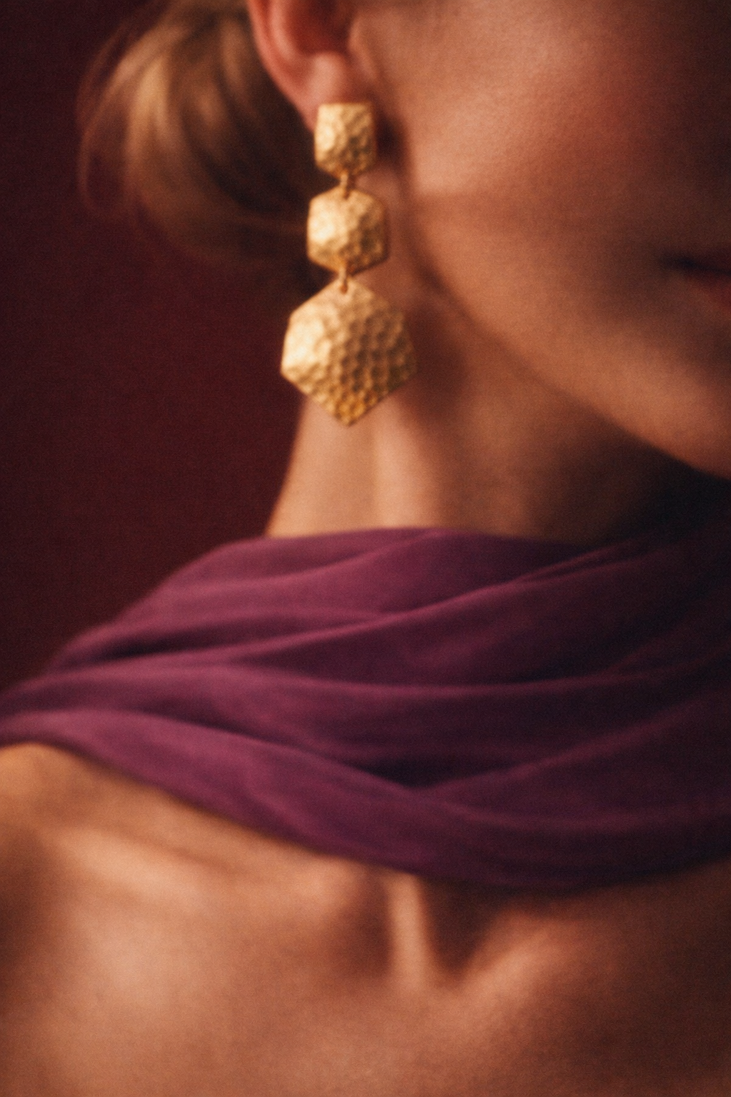 erfolgreiche Frau mit goldenen Ohrringen. Mentoring, Coaching