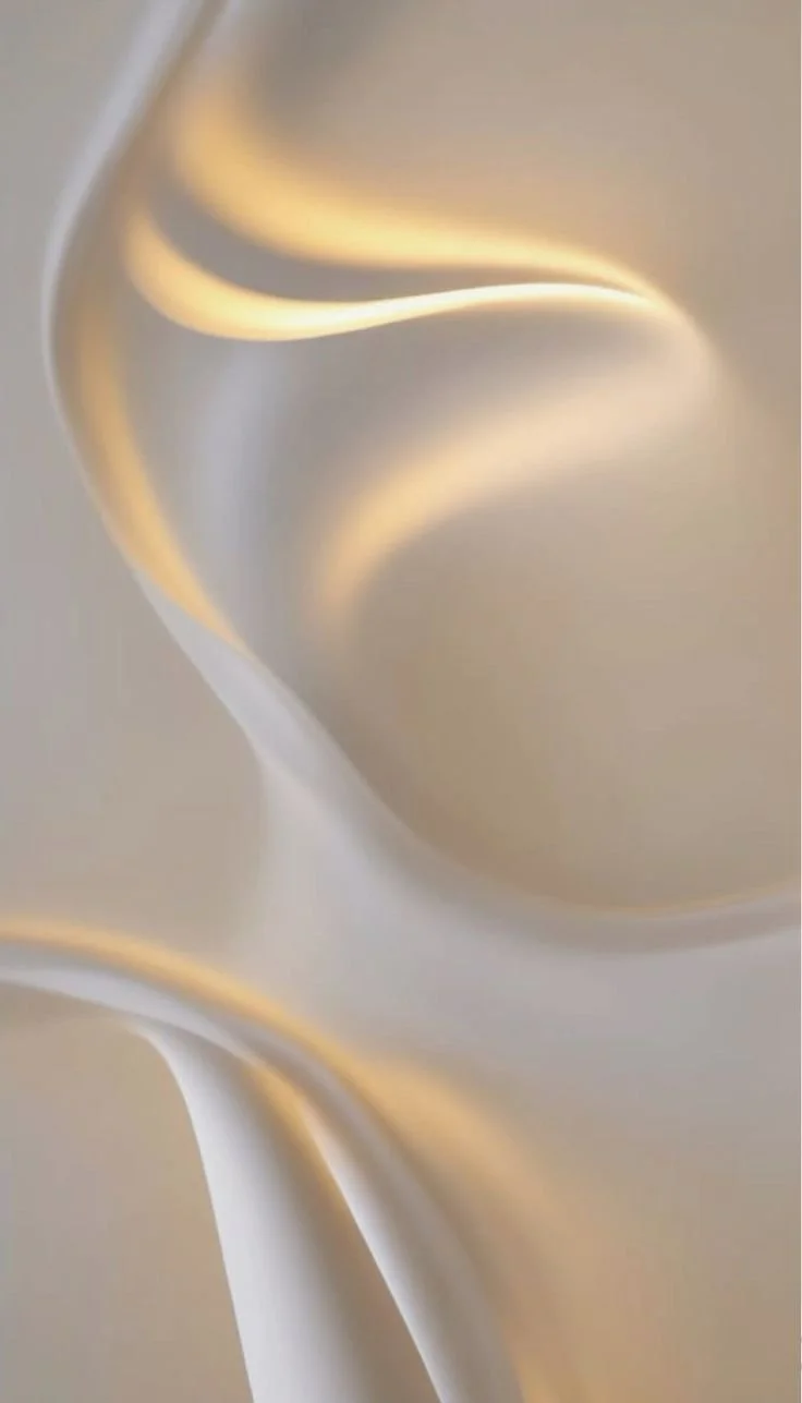 Une surface métallique ondulée avec des reflets dorés et un éclairage doux.