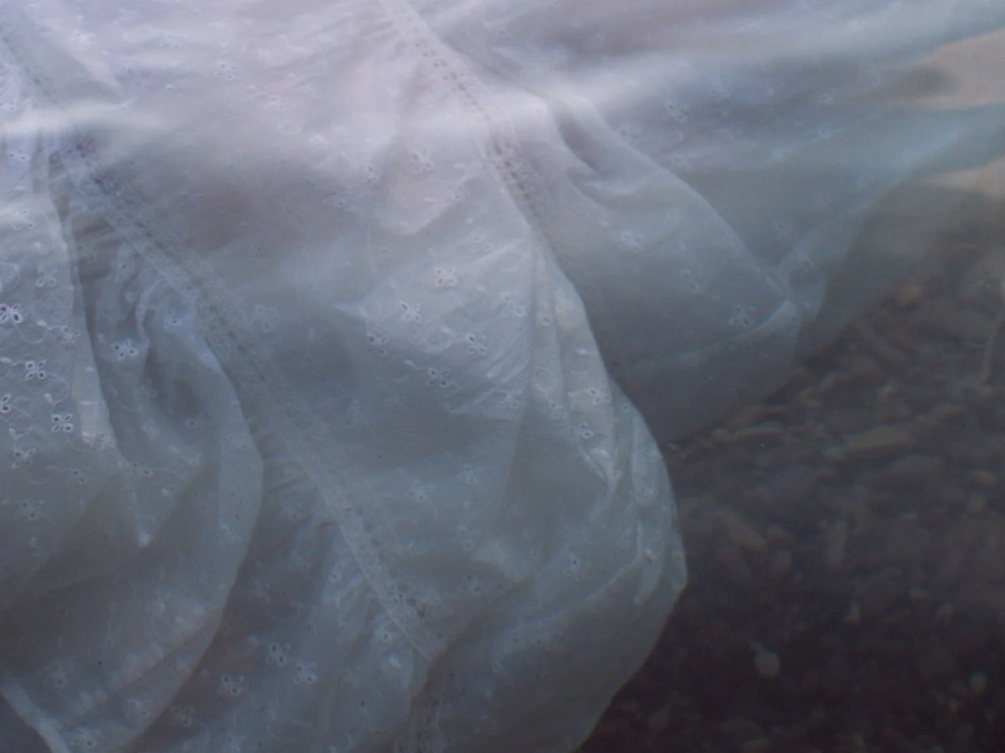 Hochzeitskleid unter wasser fotografiert