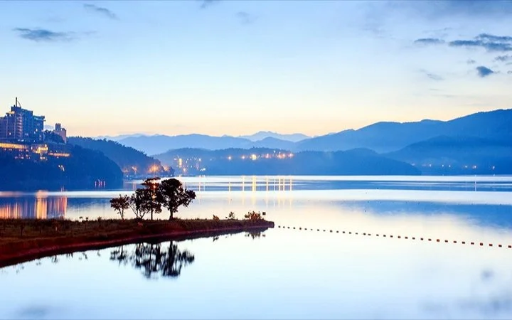 Sun Moon Lake with cable car.jpg
