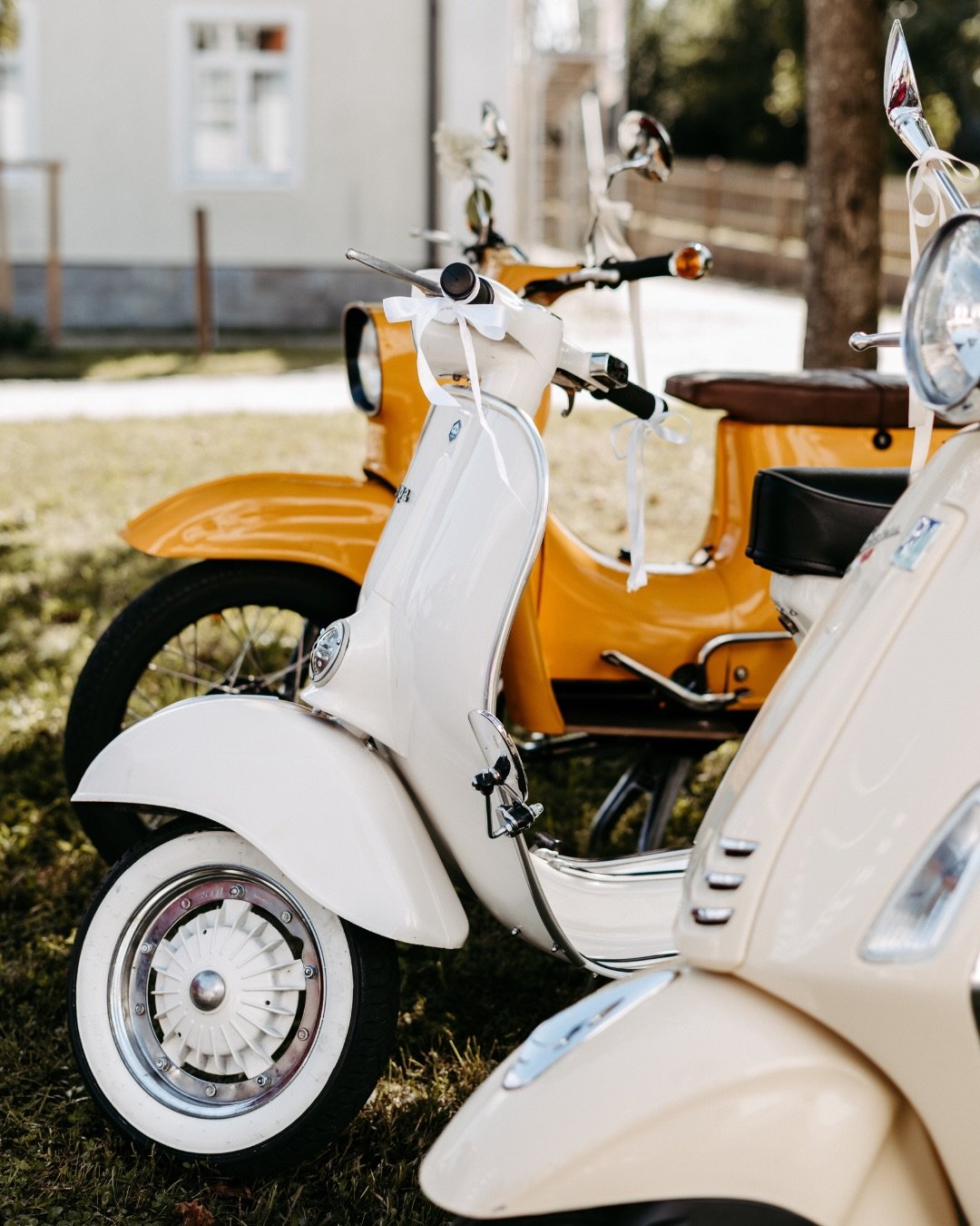 Liebe auf zwei R&auml;dern. 🛵🤍
Die standesamtliche Hochzeit von Ricarda und Tom hatte ein ganz besonderes Detail: die Vespa. 🛵
Nicht nur als Hingucker vor dem Standesamt &ndash; sogar die Ringe kamen in einer kleinen Vespa angefahren.

Genau solch