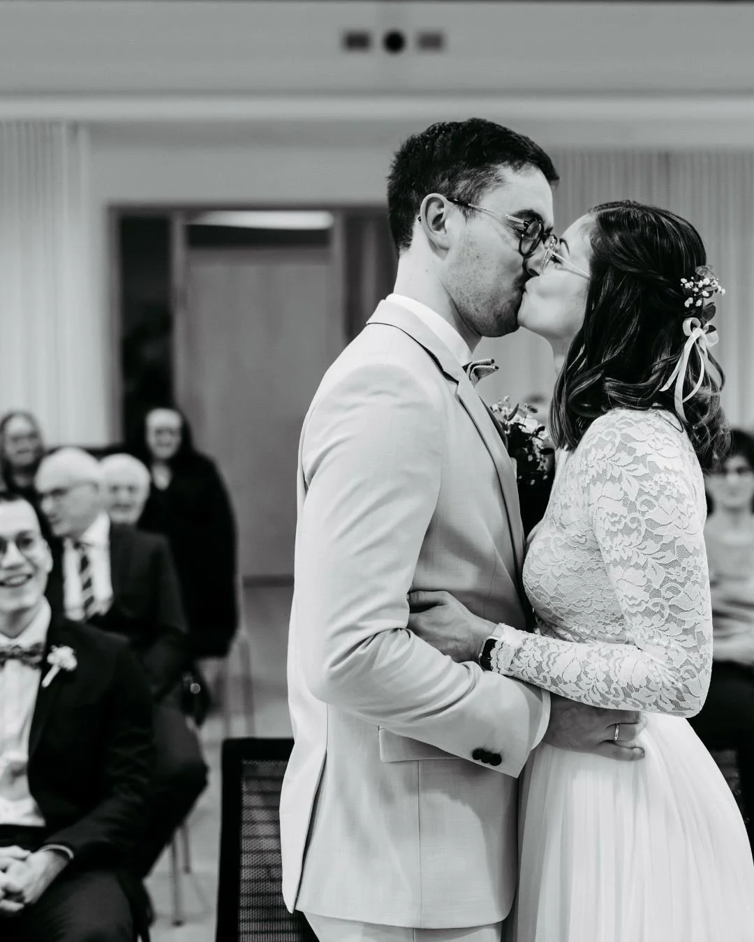 Dieser Moment direkt nach dem ,JA&lsquo; ist jedes Mal magisch.
Einmal tief durchatmen &ndash; und pl&ouml;tzlich seid ihr verheiratet. 🤍
Genau f&uuml;r diese Sekunden liebe ich Trauungen und bin selber immer total im Moment.
Fragt mich nicht wie of