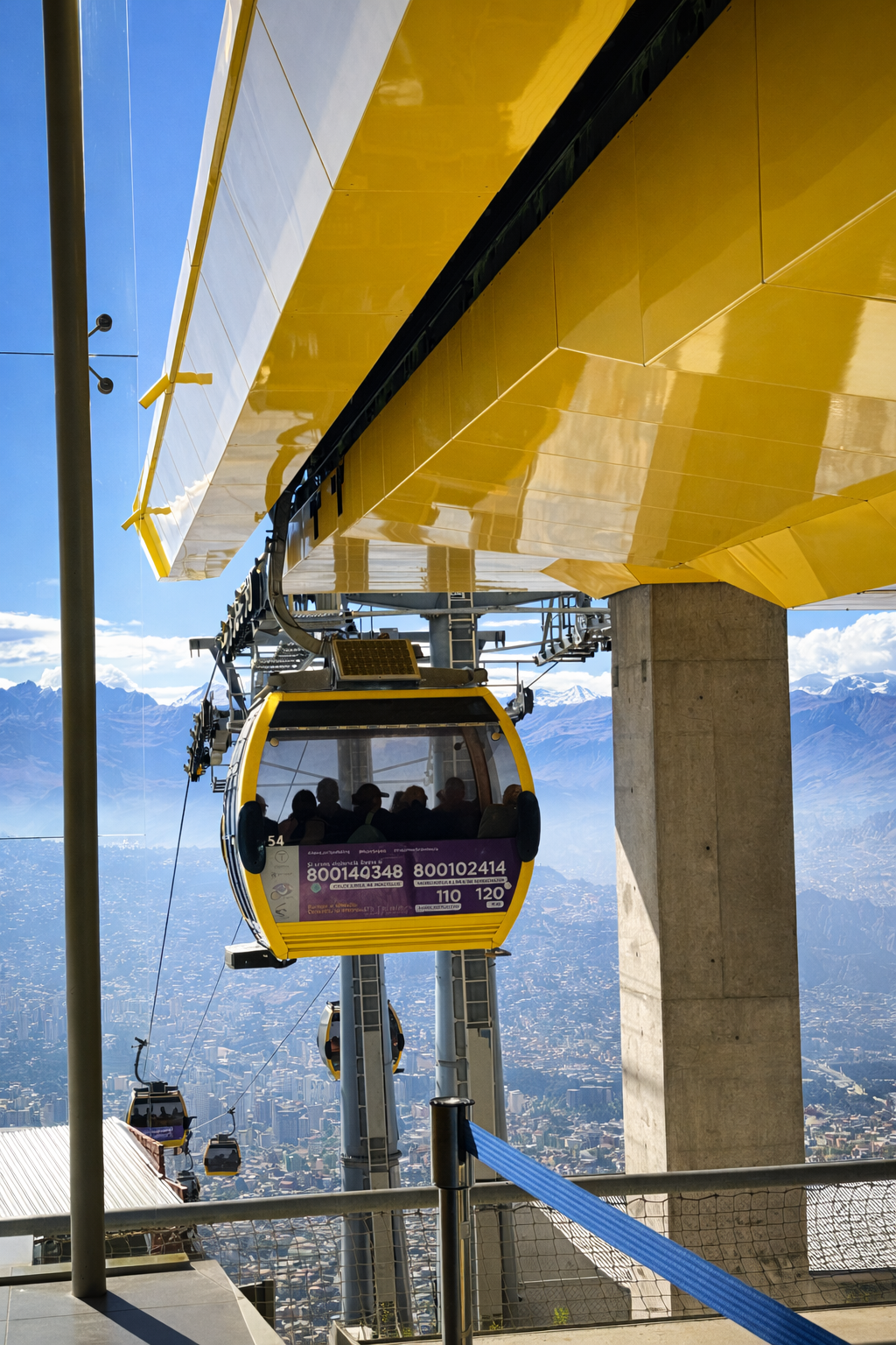 teleferico amarillo en La Paz
