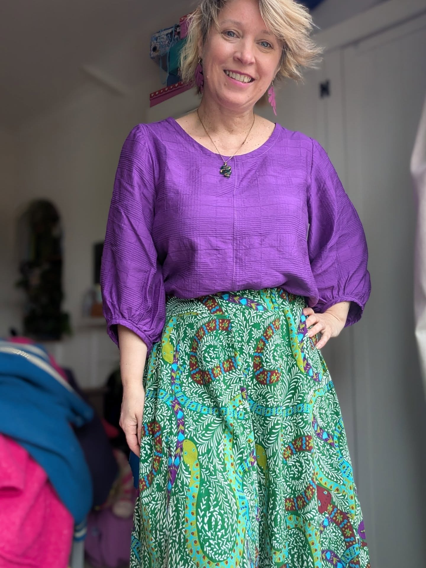 A little post of yesterday's outfit as I had a few questions on stories. 
Purple blouse is the @patternemporium_kate be mine balloon sleeve top in purple fabric I bought last year from @sewsewsewuk 
Skirt is self drafted and I have a video let me kno