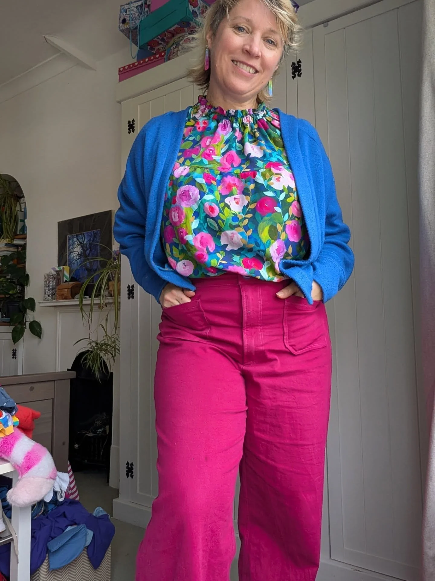 Today's outfit. 
My oxbow pants from @sewhouse7 
@tillybuttons Bertha cardigan 
And my new @spaghetti_western_sewing  Ramona blouse 

Bring all the colour for the @southernsewcial
