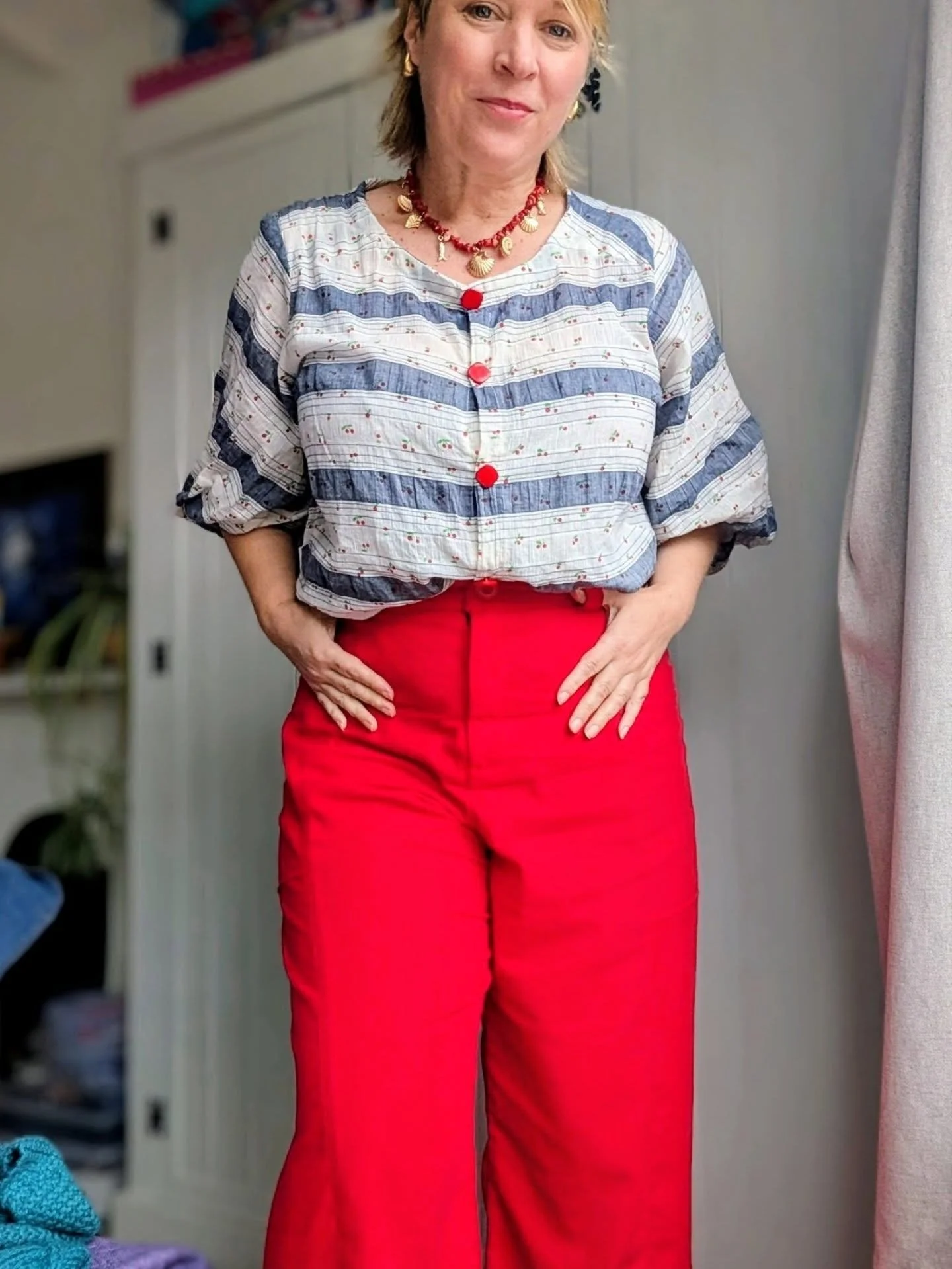 Today's outfit. I'm really happy with how some of my new makes work together. 
Denim blazer is vintage 
Blouse is the @sizemesewing  serene shirt with fabric from @yardbloxfabrics 
Trousers are the @helens__closet falconers in the wide leg. Fabric is