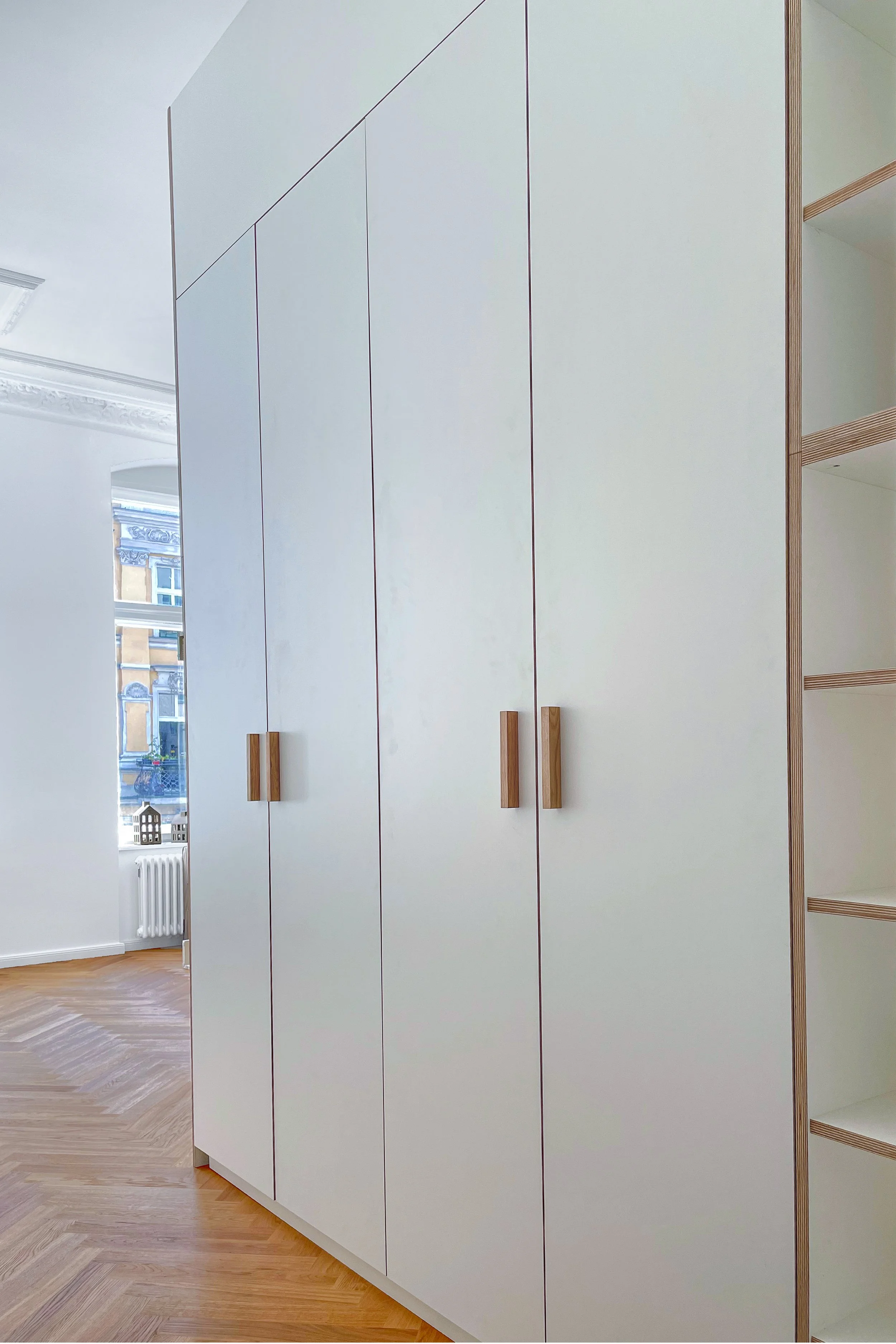 Blick auf Kleiderschränke, Raum-in-Raum-Ausbau aus weißem Multiplex