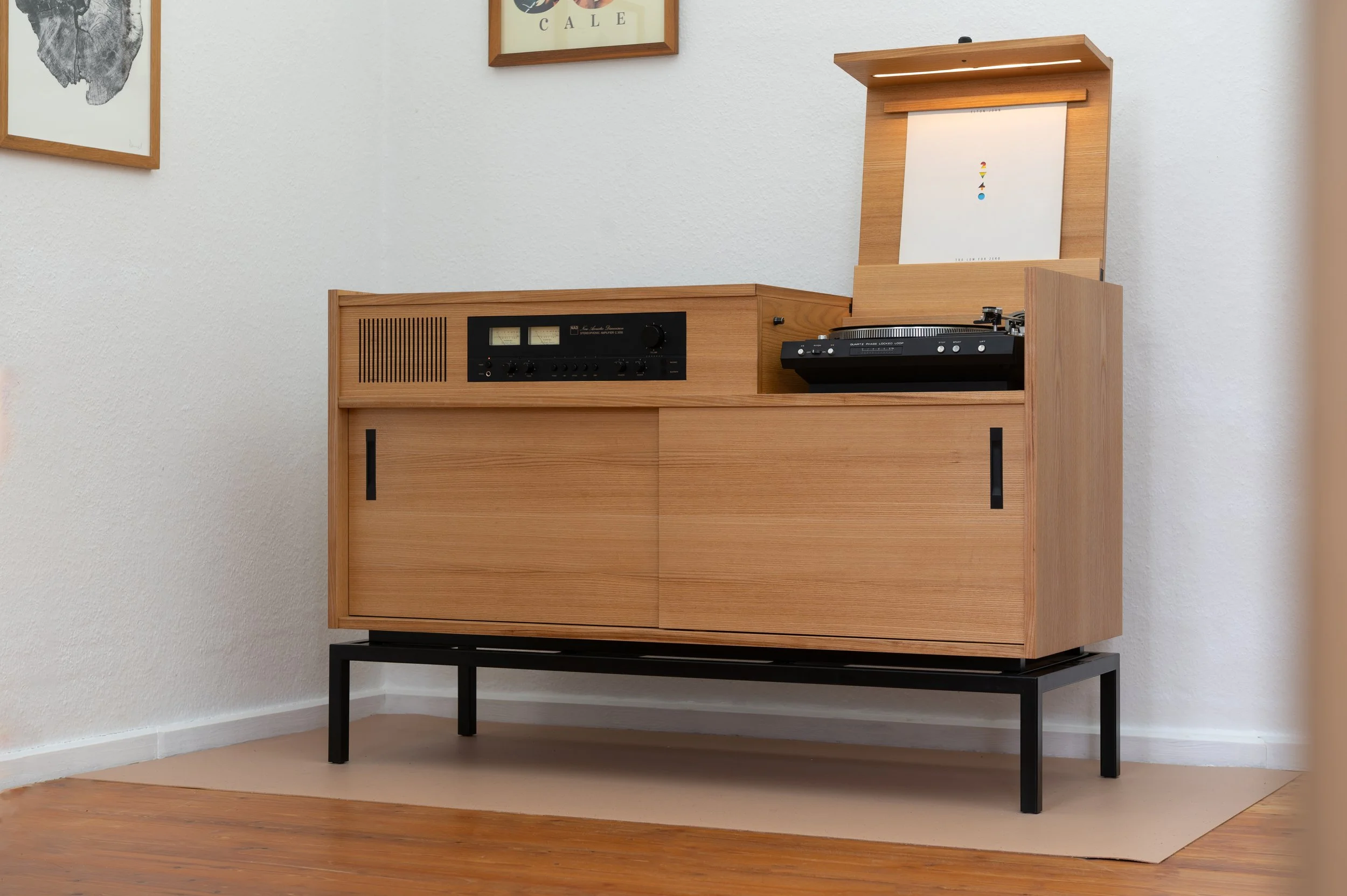 Schallplattenschrank aus Rüster mit Schiebetüren und integrierter Technik auf Stahlgestell