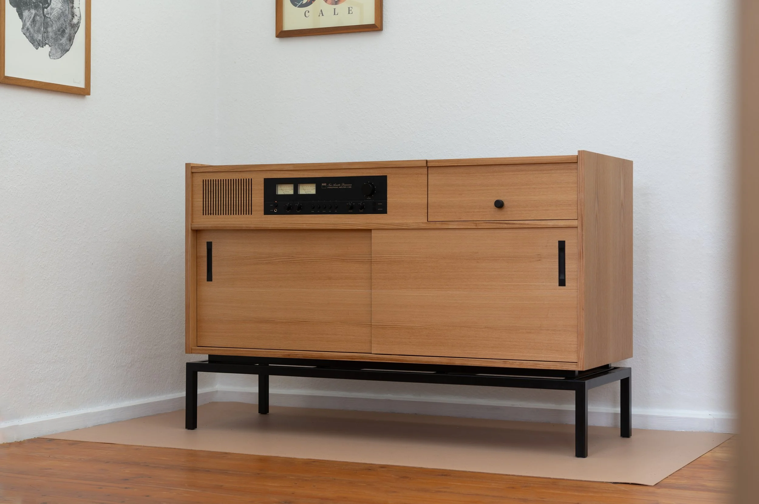 Schallplattenschrank aus Rüster mit Schiebetüren, Klappe und integrierter Technik auf Stahlgestell