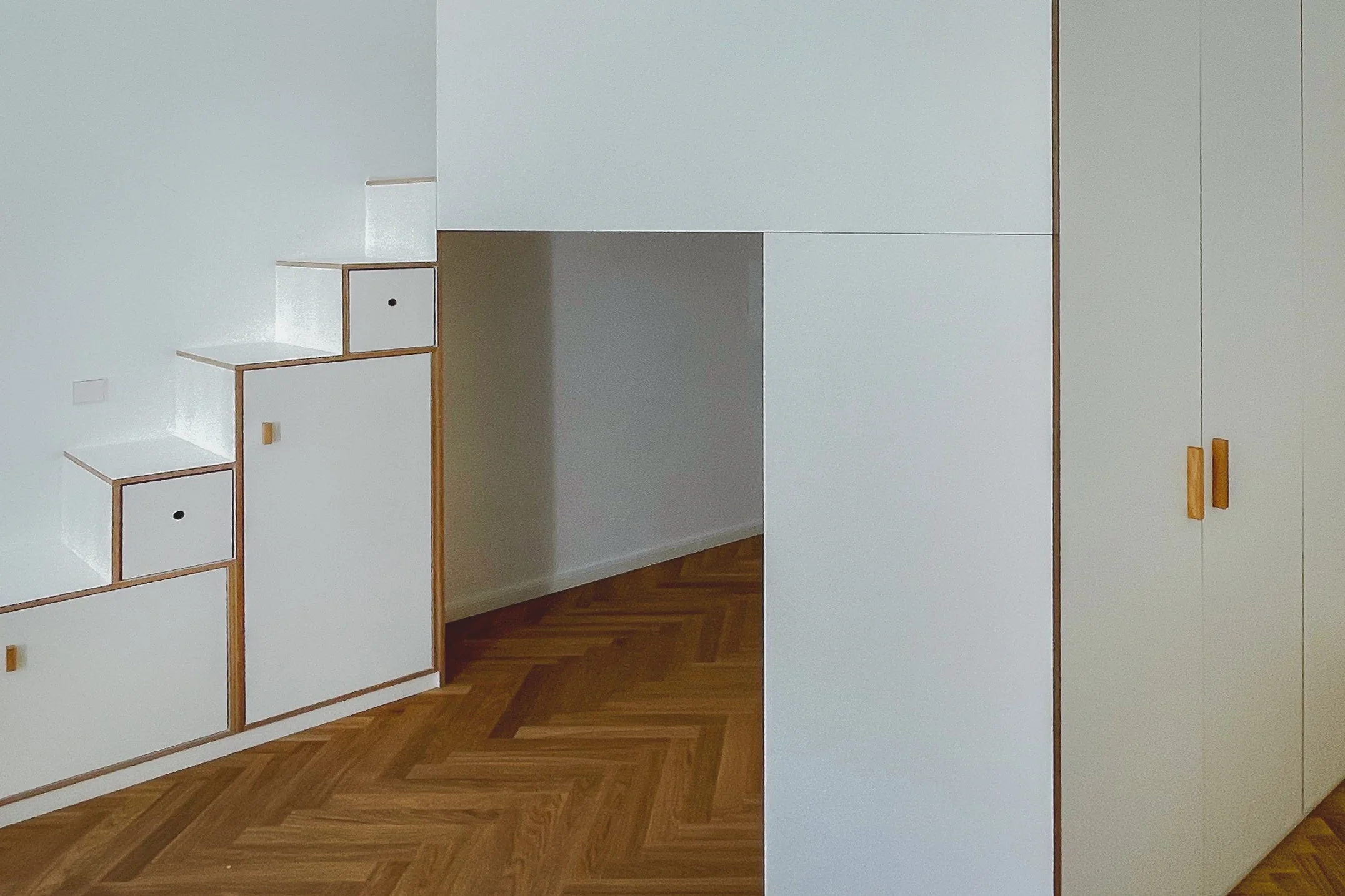 Raum-in-Raum-Konzept mit Korpustreppe, Hochebene, Kleiderschränken und Schlafbereich, Detailaufnahme in weiß beschichtetem Multiplex