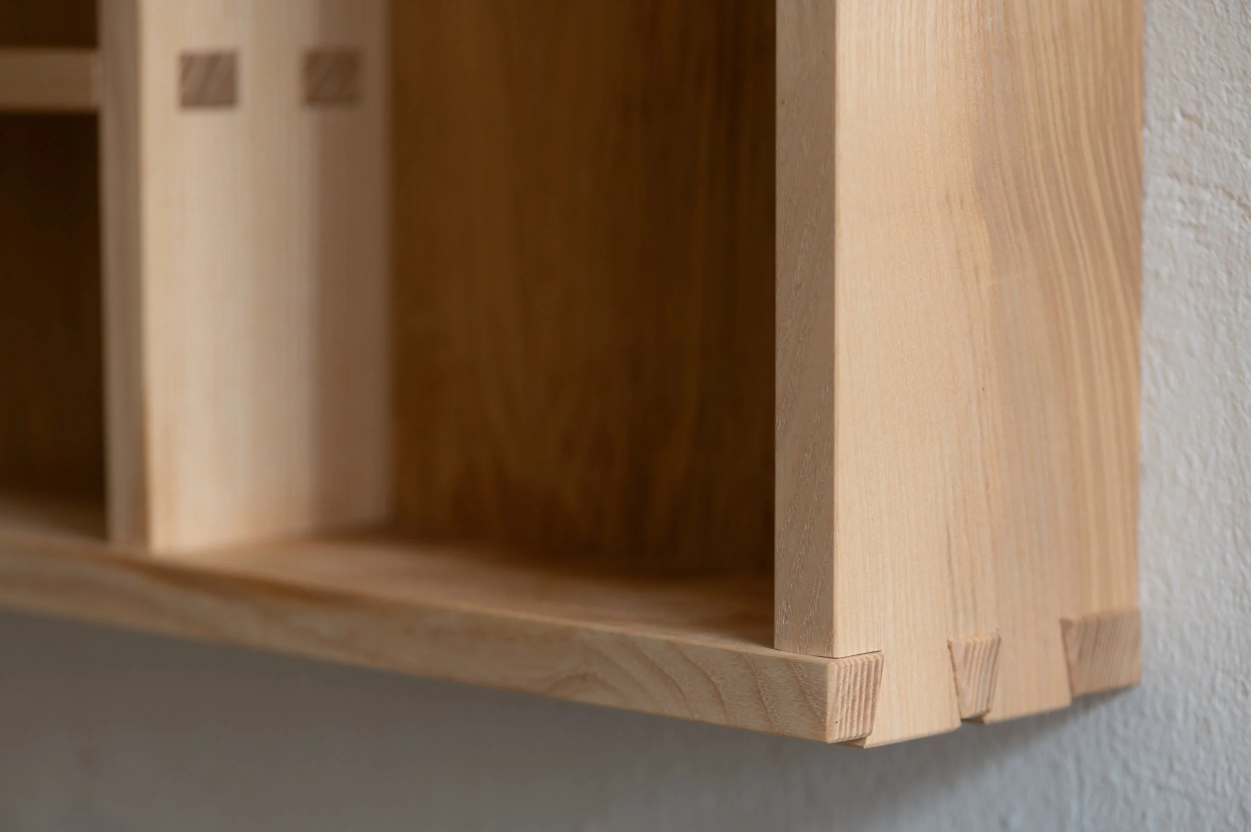 Setzkastenregal aus Eschenholz mit Schwalbenschwanzverbindung im Detail