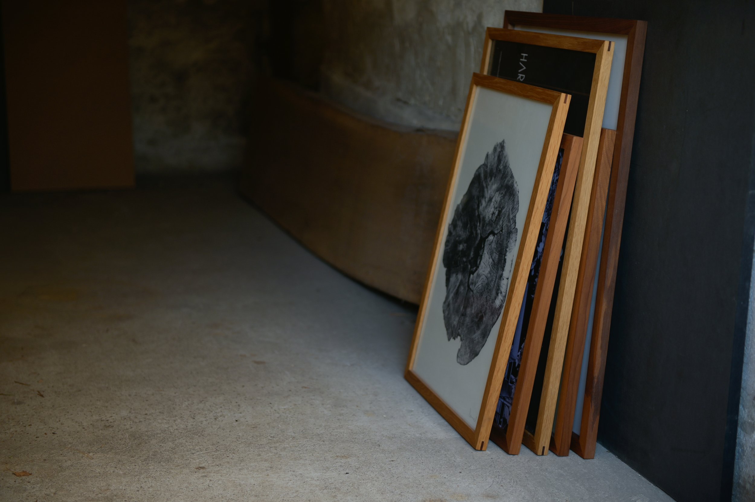 Eine Auswahl handgefertigter Holzbilderrahmen aus Nussbaum, Eiche und Kirsche in voller Ansicht