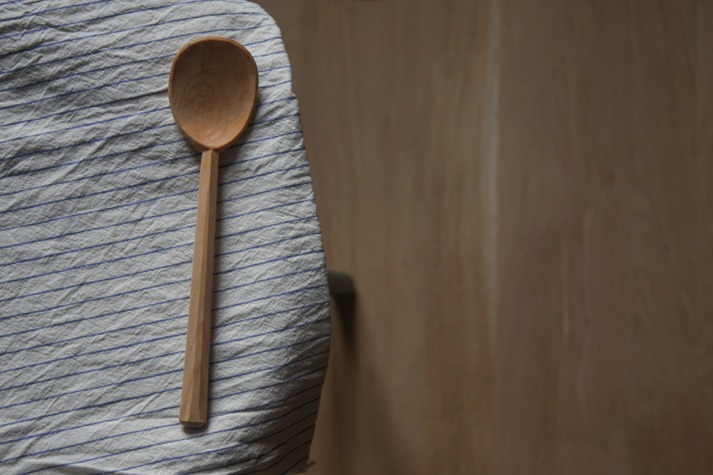 Holz Kochlöffel handgeschnitzt auf Tischtuch