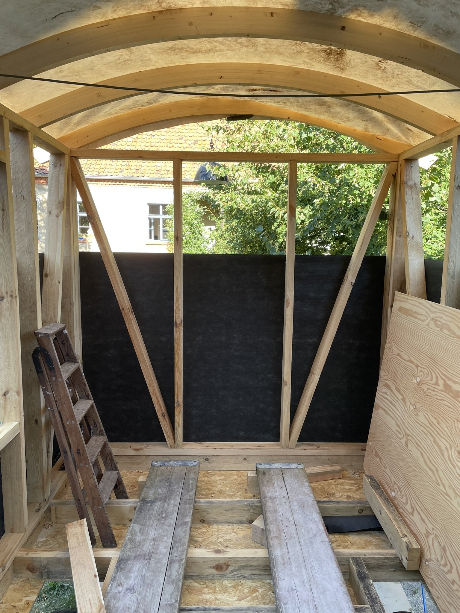 Bauwagen im Rohbau mit Runddach und Holzständerwerk im Innenausbau