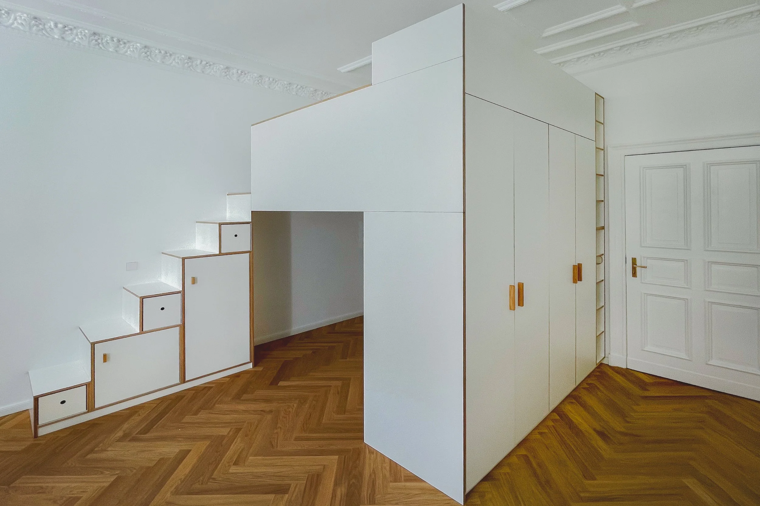 aum-in-Raum Konstruktion mit Hochebene, Treppe, Stauraum und Kleiderschrank aus Multiplex