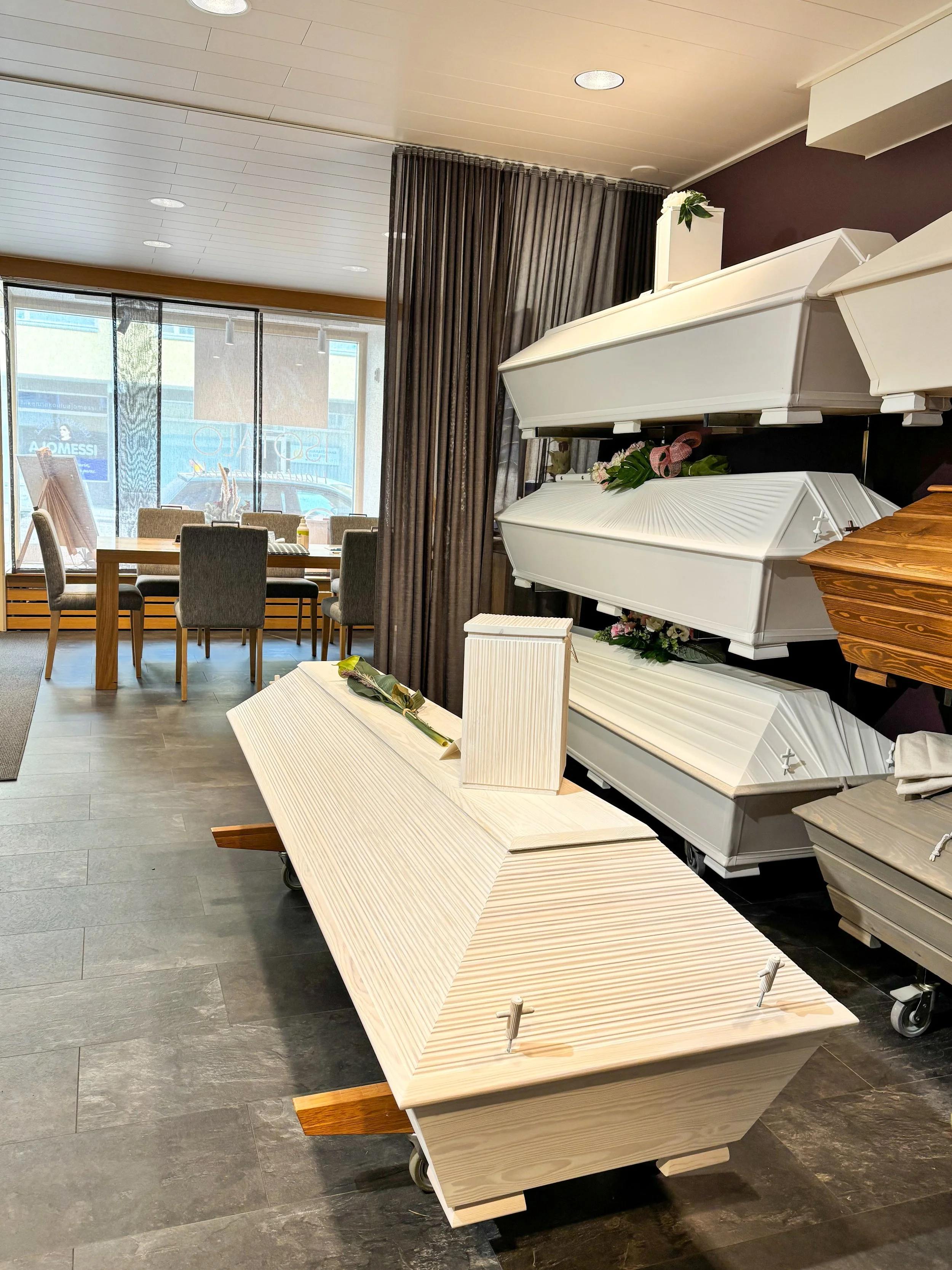 Arkut ja uurnat lahti