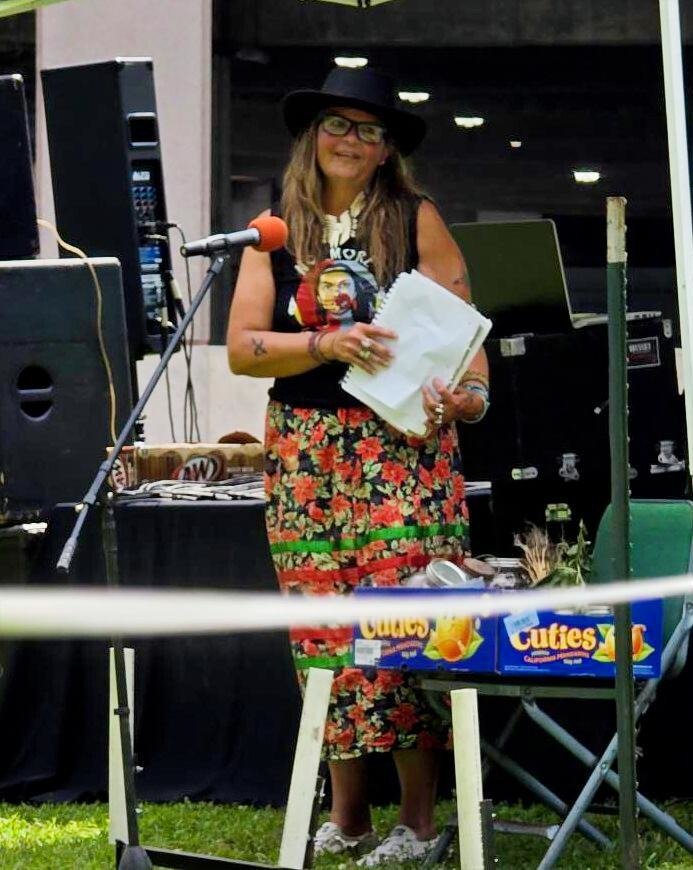 Amy Jo Elsey is a QSEE Board member. She owns Pleasant Grove Farm in Orangeville, IL, and is an organic grower. She offers presentations on native gardening and native herbal medicines.