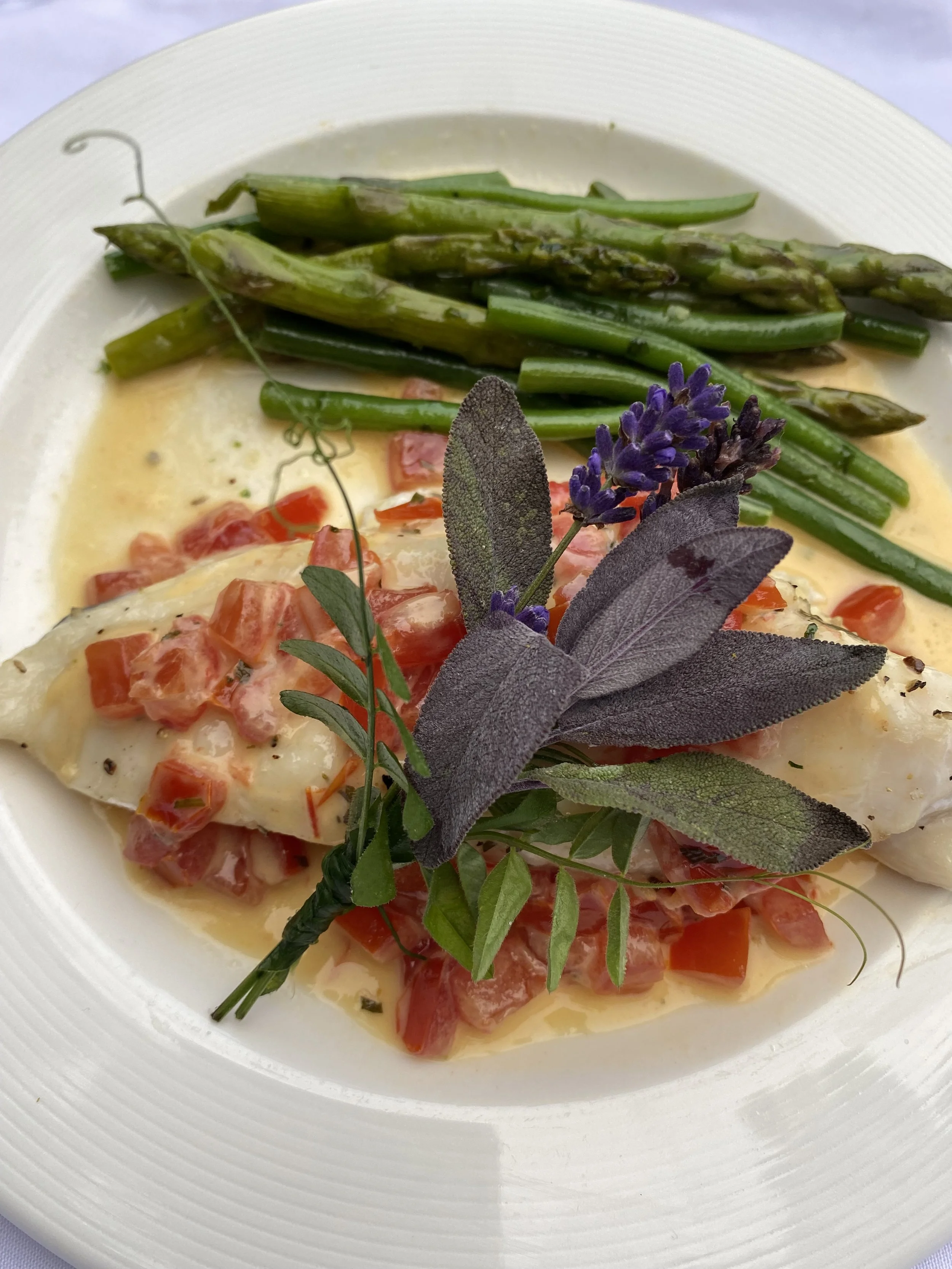 Fillets of hake or cod with a tomato tarragon beurre blanc