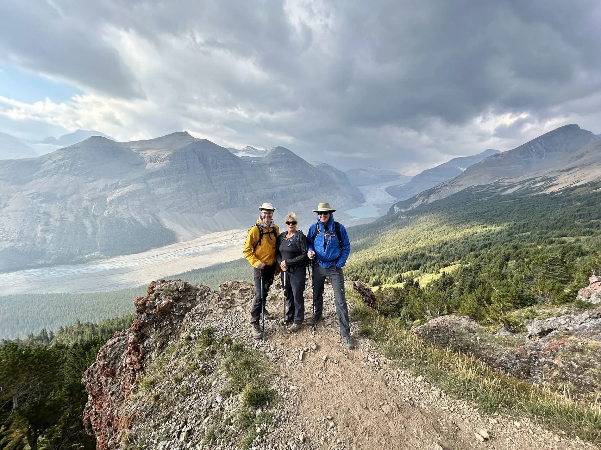 happy-three-hikers-canada-1920x1440.jpg