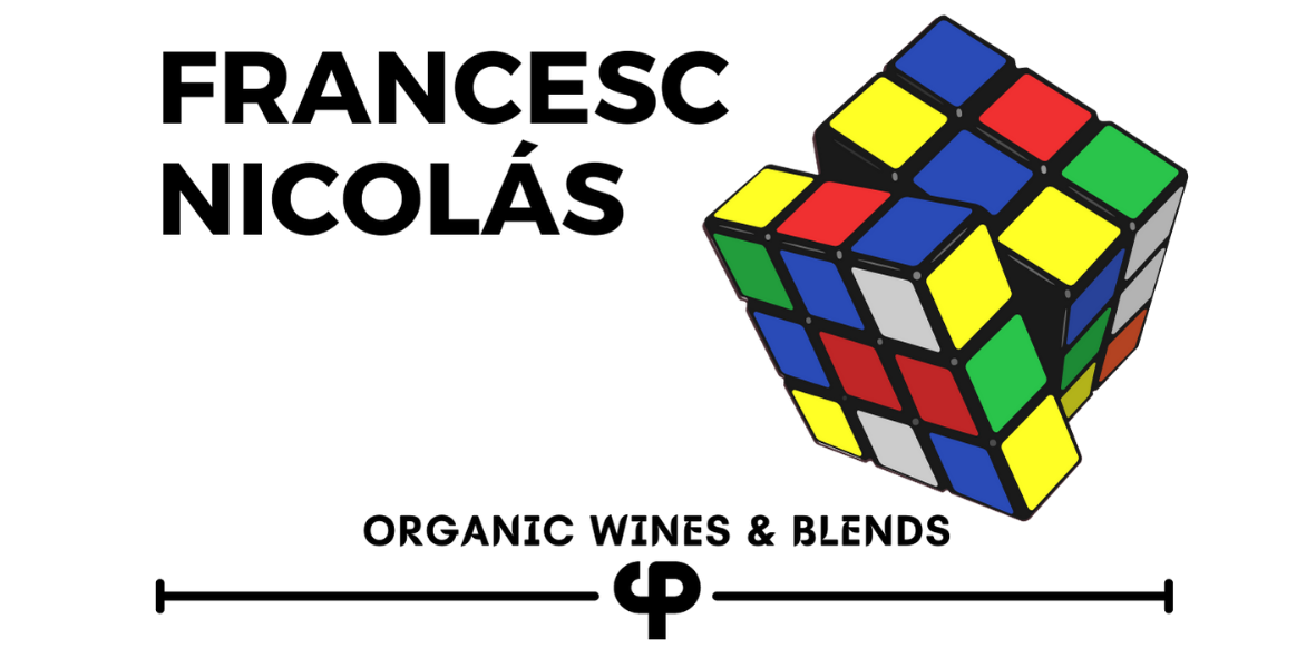 Un cubo de Rubik 3x3 con cubos de colores amarillo, rojo, azul, verde, blanco y naranja, visto desde una vista lateral y ligeramente en ángulo.