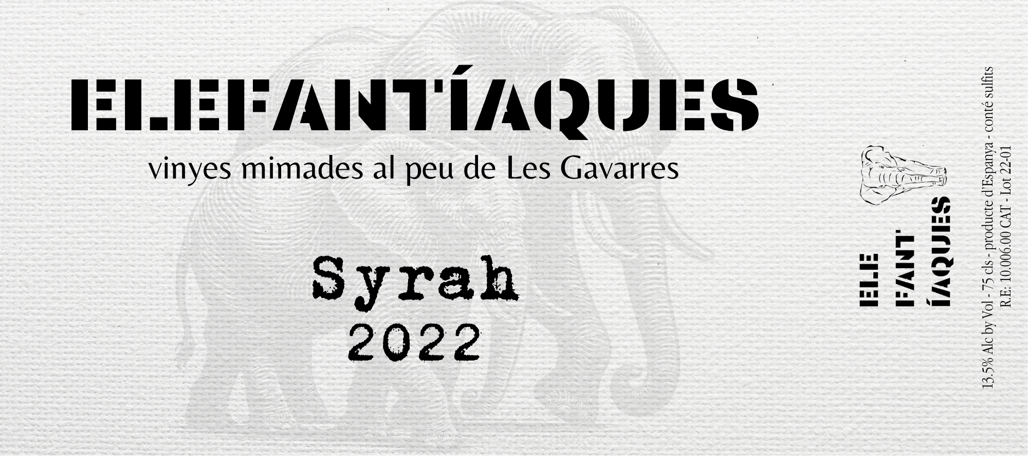 Etiqueta de vino con el nombre 'Elletántàquies', de Les Gavars, con la variedad Syrah, del año 2022, con un fondo gris y texto en negro, y un dibujo de una botellas de vino en la esquina derecha.
