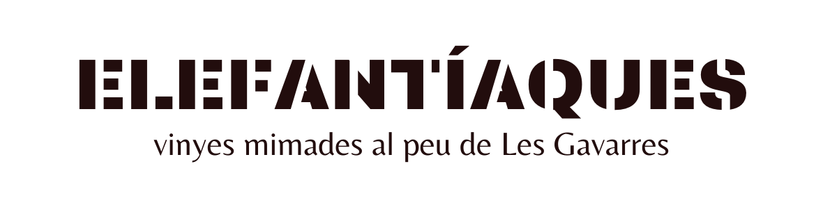 Cartel que dice 'El Pantaúques', con menor tamaño que dice 'vinyes mimades al peu de Les Gavarres'.