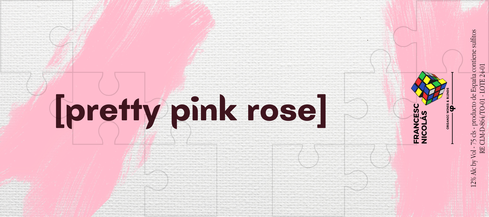 Etiqueta de vino con fondo de pinceladas rosas y texto en negrita que dice '[pretty pink rose]'. En la esquina inferior derecha, ilustración de un cubo de Rubik y texto en algunos idiomas.