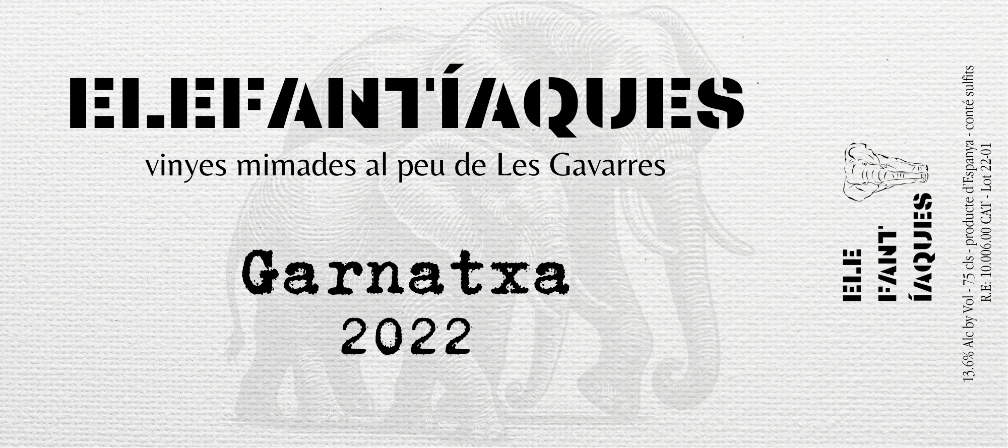 Etiqueta de vino con texto en español que dice 'Elántíques', 'vinyes mimades al peu de Les Gavarres', 'Garnatxa 2022', y detalles sobre su producción y alcohol, con un dibujo de una cabeza de figura en la esquina derecha.