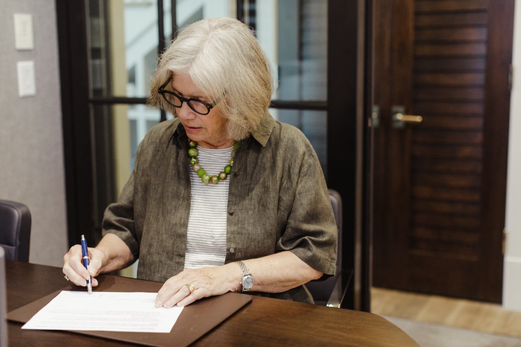 A Grey Dunes client signing contracts.