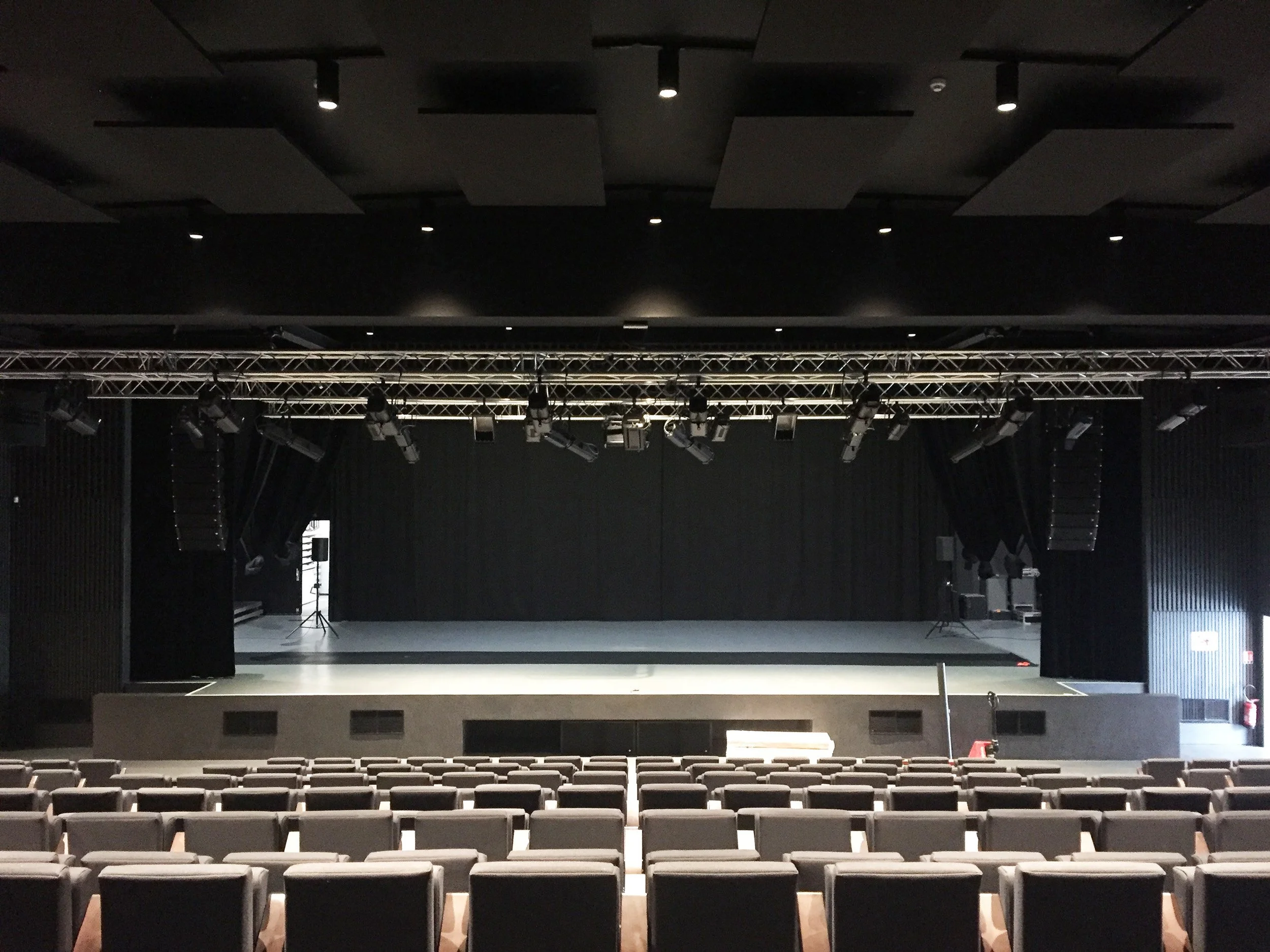 57-Cravey-Int-salle.jpg