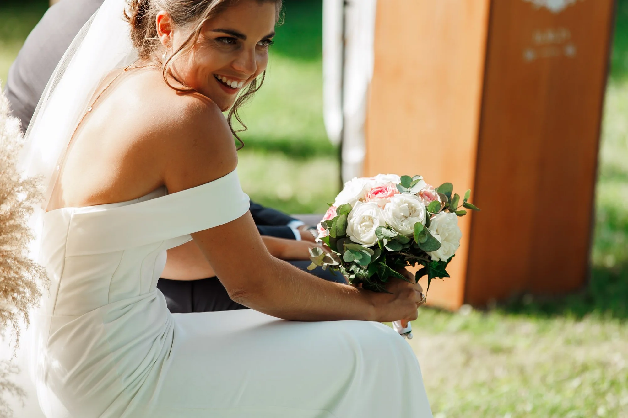 cognac-wedding-bride-flowers.jpg