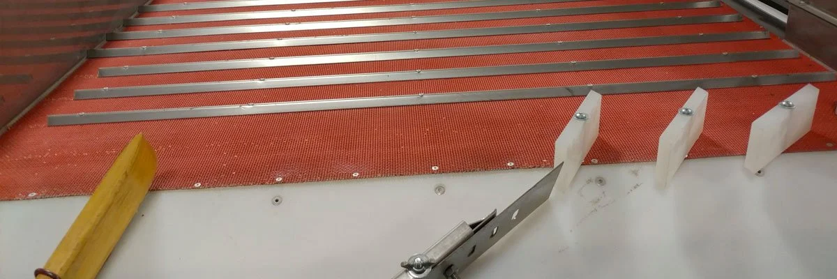 Red deck and internal components of an Oliver automated gravity table